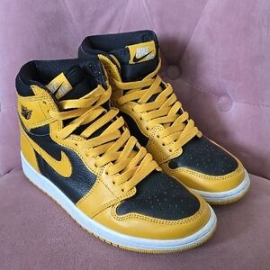 Nike Air Jordan 1 Retro EUR 39 Yellow and Black High OG Pollen Like New Sneakers